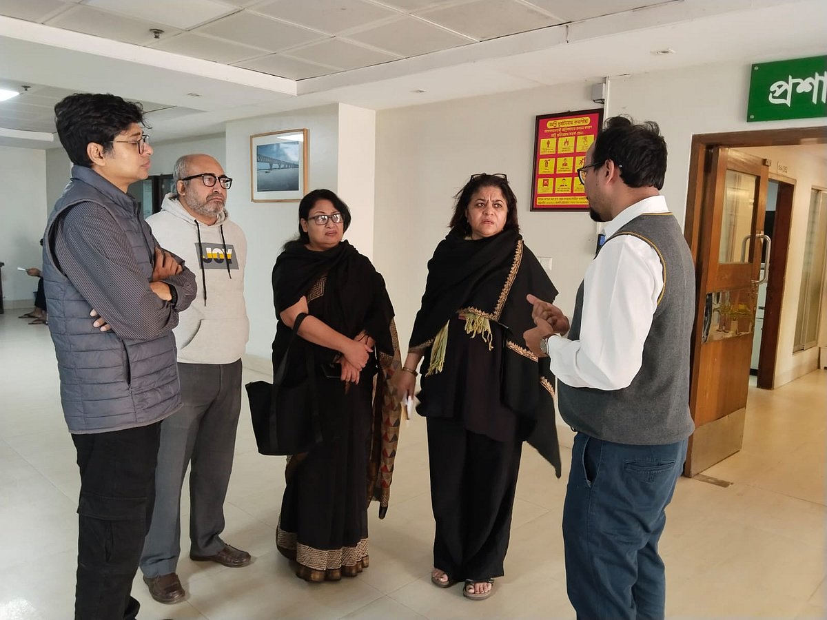 রাজধানীর জাতীয় বার্ন অ্যান্ড প্লাস্টিক সার্জারি ইনস্টিটিউটে সারা হোসেনসহ অন্যরা। আজ বুধবার সকালে