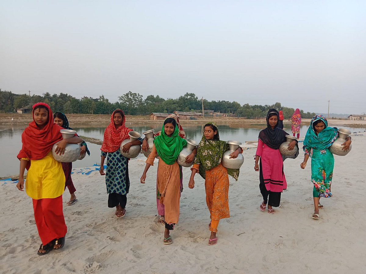 স্কুলে যাওয়া ছেড়ে সকাল সকাল কলসি নিয়ে দল বেঁধে পানি আনতে যাচ্ছে কিশোরীরা। সাতক্ষীরার শ্যামনগর উপজেলার বুড়িখালী ইউনিয়নের দাতিনাখালী গ্রামে