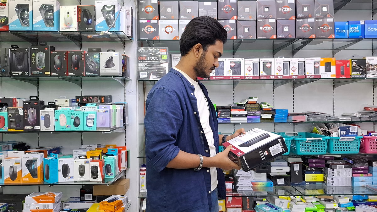 ইসিএস কম্পিউটার সিটিতে প্রযুক্তিপণ্য পছন্দ করছেন এক ক্রেতা