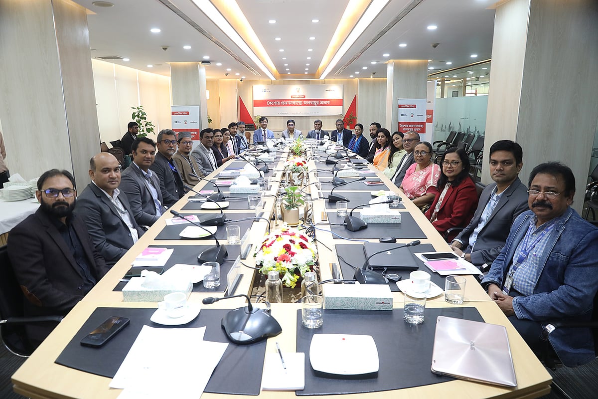 ‘কৈশোর প্রজননস্বাস্থ্যে জলবায়ুর প্রভাব’ শীর্ষক গোলটেবিল বৈঠকে অংশগ্রহণকারীরা। ৯ ডিসেম্বর ২০২৫, ঢাকার প্রথম আলোর কার্যালয়ে