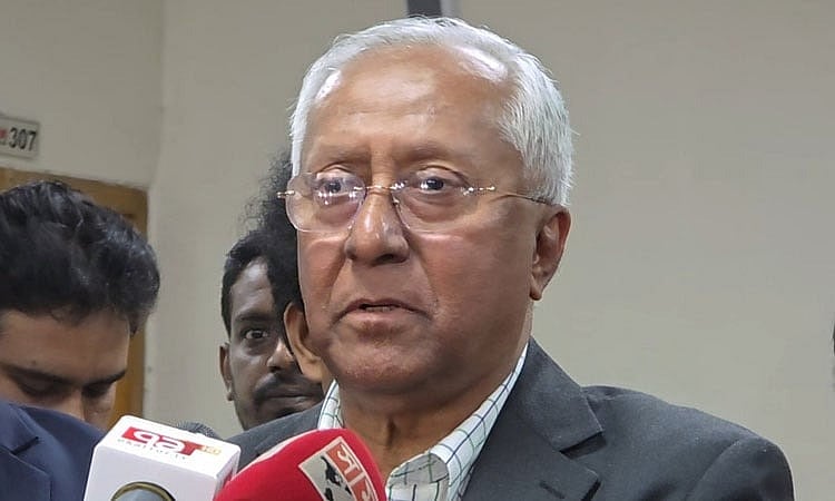 রাজধানীর আগারগাঁওয়ে নির্বাচন কমিশন ভবনে নিজ কার্যালয়ের সামনে ব্রিফিং করেন ইসি সচিবালয়ের সিনিয়র সচিব আখতার আহমেদ। বুধবার, ২৪ ডিসেম্বর