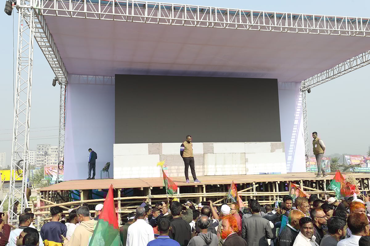 তারেক রহমানের গণসংবর্ধনার জন্য পূর্বাচলের ৩০০ ফুট এলাকায় বাঁশ ও কাঠ দিয়ে তৈরি হচ্ছে ৪৮ ফুট বাই ৩৬ ফুটের বিশাল মঞ্চ। আজ বুধবার দুপুরে