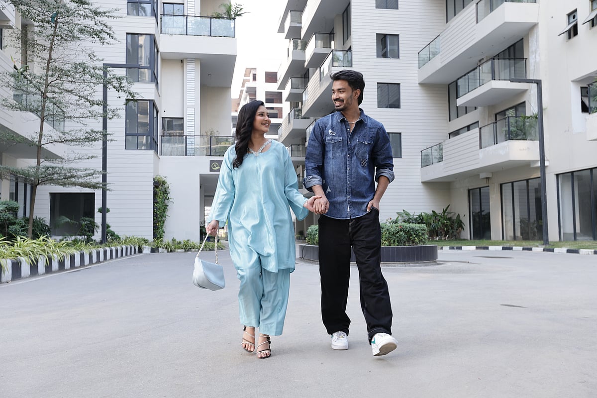 নিরাপদ নির্মাণ ও আধুনিক নকশায় স্বাচ্ছন্দ্যময় নগরজীবনের নতুন ঠিকানা খুঁজছে মানুষ। মডেল: সাবরিন দিবা ও নীল, সাজ: পারসোনা, স্থান কৃতজ্ঞতা: রূপায়ণ সিটি,