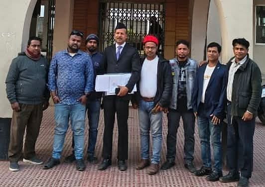 গোপালগঞ্জ-৩ আসনে স্বতন্ত্র প্রার্থী হিসেবে মনোনয়নপত্র সংগ্রহের পর নেতা–কর্মীদের সঙ্গে গোবিন্দ চন্দ্র প্রামাণিক