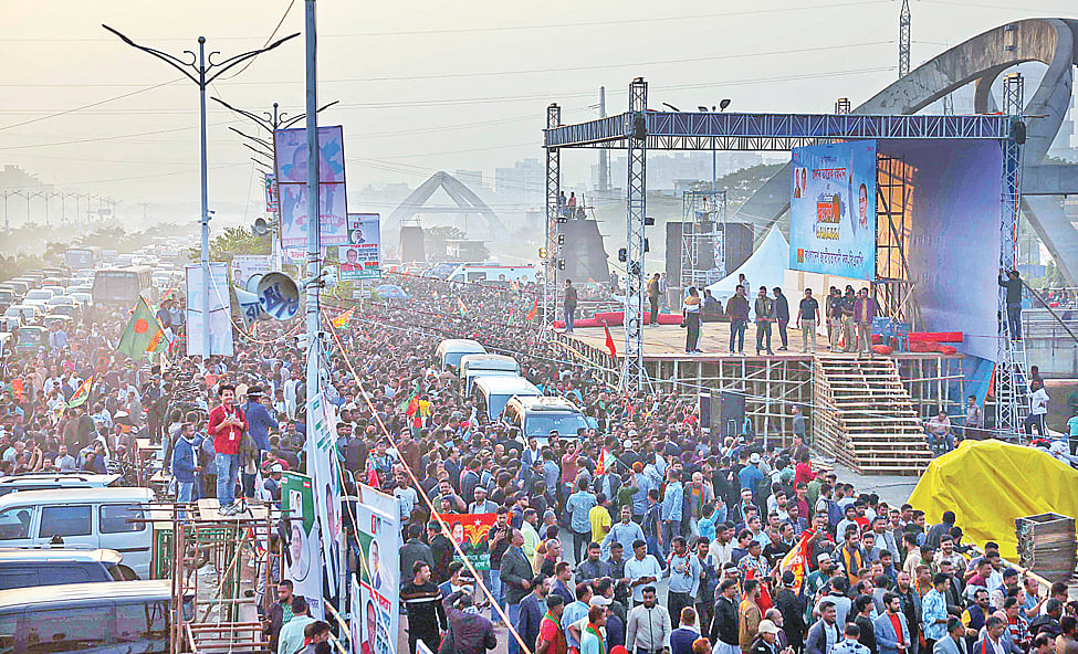 বিএনপির ভারপ্রাপ্ত চেয়ারম্যান তারেক রহমানের দেশে ফেরা উপলক্ষে গণসংবর্ধনায় দেশের বিভিন্ন প্রান্ত থেকে নেতা–কর্মীরা জড়ো হয়েছেন গণসংবর্ধনাস্থলে। গতকাল বিকেলে রাজধানীর পূর্বাচলে ৩০০ ফুট এলাকায়