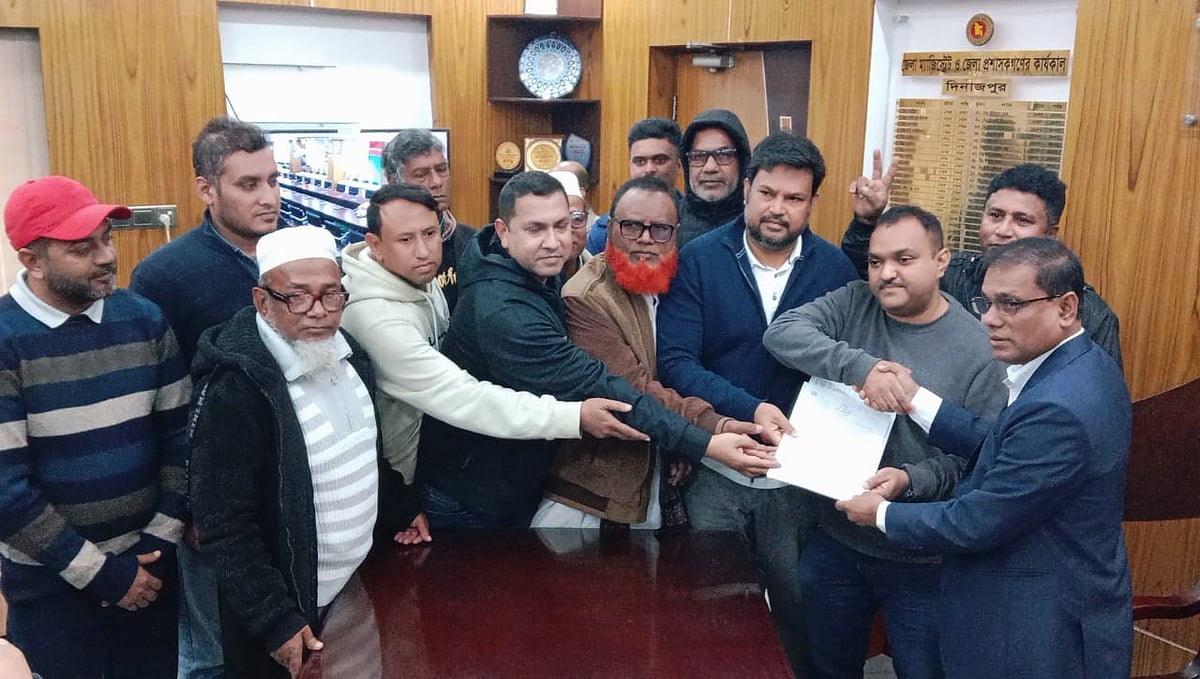 দিনাজপুর-৩ আসনে বেগম খালেদা জিয়ার পক্ষে মনোনয়নপত্র সংগ্রহ করেছেন স্থানীয় বিএনপির নেতারা। বুধবার বিকেলে জেলা রিটার্নিং কর্মকর্তার কার্যালয়ে