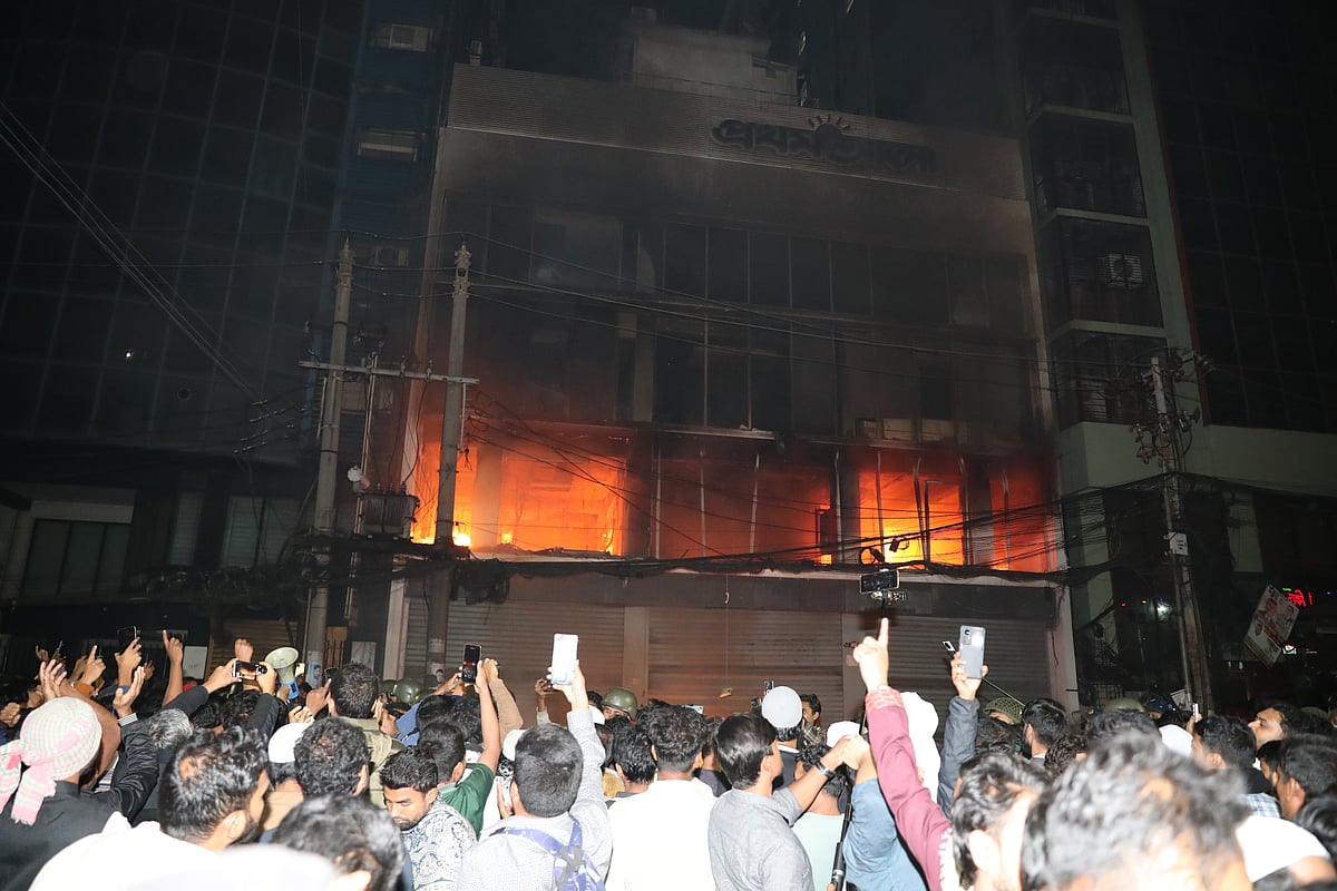 ১৮ ডিসেম্বর প্রথম আলোর কার্যালয়ে লুটপাটের পর আগুন ধরিয়ে দেয় সন্ত্রাসীরা। একটি ছাত্র সংগঠনের কয়েকজন নেতা প্রকাশ্যে সহিংসতার আহ্বান জানান।