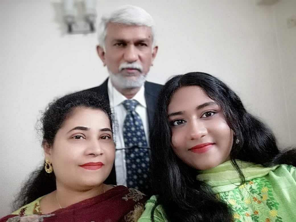 আ জ ম আজিজুল ইসলাম, তাঁর স্ত্রী লায়লা আফরোজা ও মেয়ে নাফিসা নাওয়াল বিনতে আজিজ