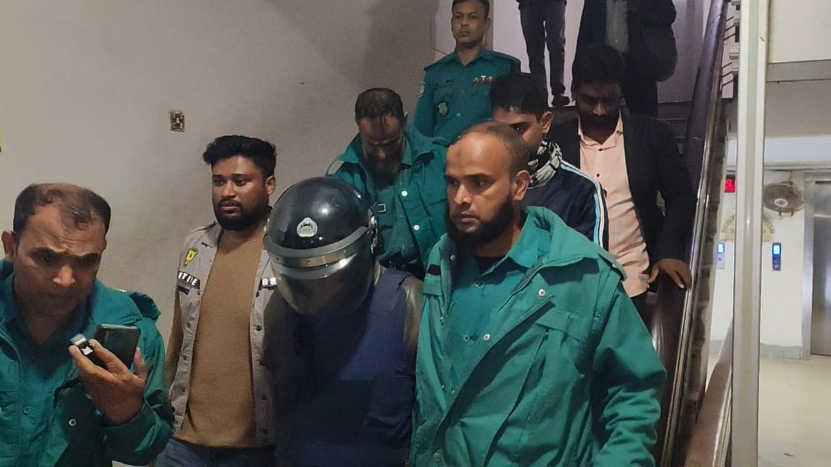 শরিফ ওসমান হাদি হত্যা মামলার প্রধান আসামি ফয়সাল করিম মাসুদকে সীমান্তে আত্মগোপনে সহায়তার অভিযোগে গ্রেপ্তার মো. আমিনুল ইসলামকে রিমান্ড শুনানির জন্য আদালতে আনা হয়। বুধবার, ২৪ ডিসেম্বর