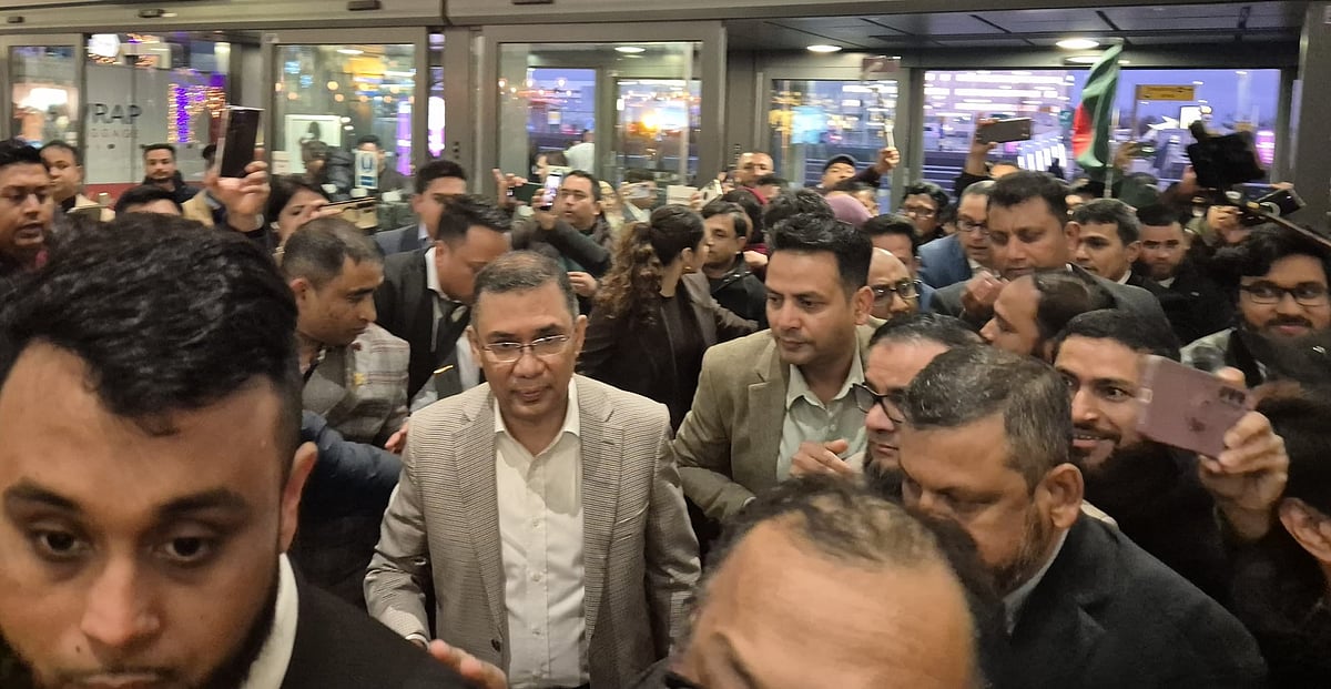 লন্ডনের হিথরো বিমানবন্দরে বিএনপির ভারপ্রাপ্ত চেয়ারম্যান তারেক রহমান। আজ বুধবার রাতে তিনি দেশের উদ্দেশে যাত্রা করছেন