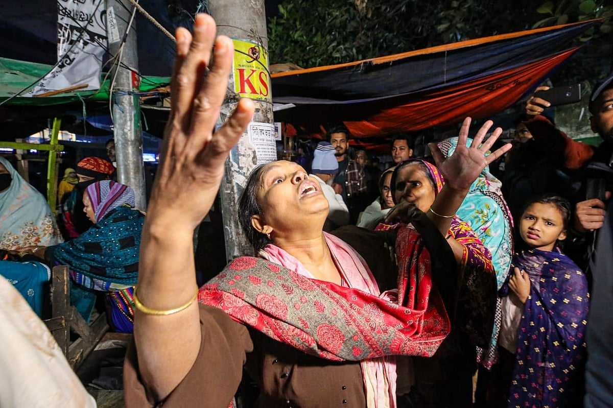 চায়ের দোকানের সামনে মাথায় ককটেল পড়ে নিহত যুবকের স্বজনের আহাজারি। আজ বুধবার রাতে রাজধানীর নিউ ইস্কাটনে 