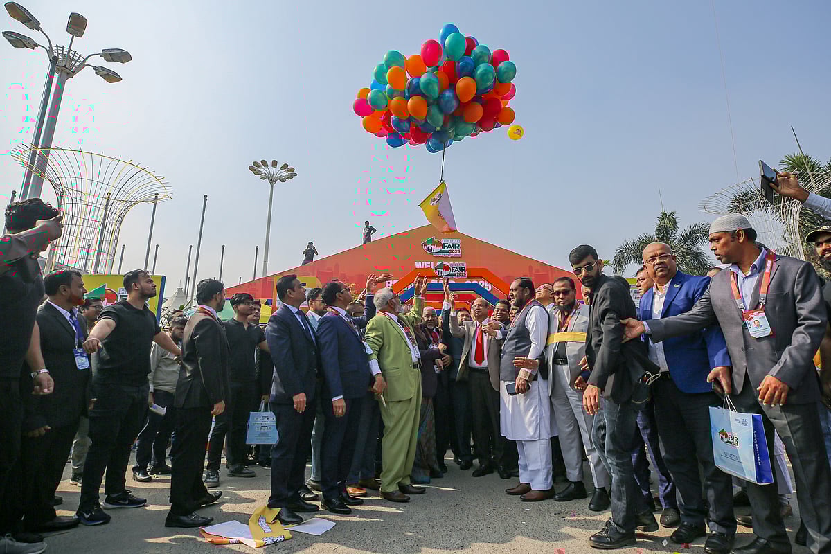 রিয়েল এস্টেট অ্যান্ড হাউজিং অ্যাসোসিয়েশন অব বাংলাদেশের (রিহ্যাব) আয়োজিত চার দিনব্যাপী আবাসন মেলায় প্রধান অতিথি রাজধানী উন্নয়ন কর্তৃপক্ষের (রাজউক) চেয়ারম্যান প্রকৌশলী মো. রিয়াজুল ইসলামসহ অন্যরা