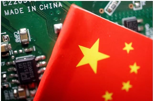 সেমিকন্ডাক্টর চিপের একটি সার্কিট বোর্ডের ওপর চীনের পতাকা ও ‘মেড ইন চীন’ লেখাসংবলিত একটি ইলাস্ট্রেশন। চিপপ্রযুক্তিতে চীনের স্বনির্ভর হওয়ার প্রচেষ্টাকেই এখানে ফুটিয়ে তোলা হয়েছে