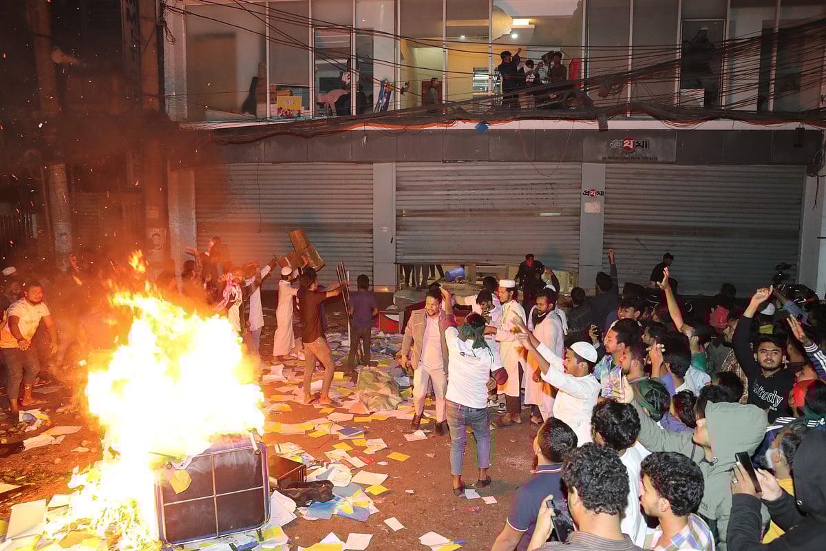 প্রথম আলো ও ডেইলি স্টার ভবনে আগুন, হামলা, ভাঙচুরঘটনাগুলো লম্বা সময় ধরে ঘটেছে।