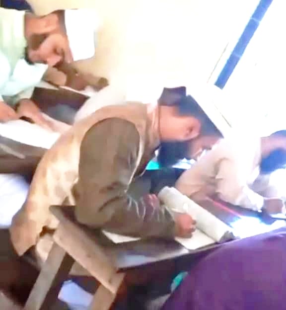 কুমিল্লা সদর দক্ষিণ উপজেলার পিপুলিয়া ইসলামিয়া কামিল মাদ্রাসায় পরীক্ষায় শিক্ষার্থীরা বই খুলে উত্তরপত্রে লিখেছেন বলে অভিযোগ উঠেছে