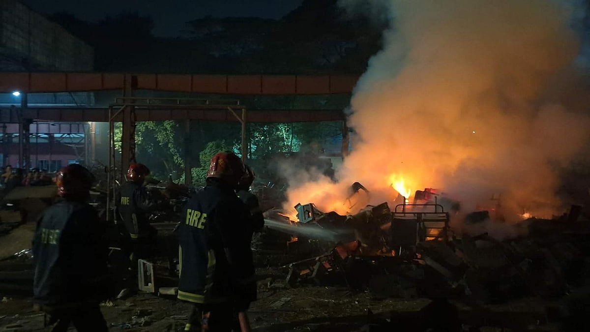 আগুন নিয়ন্ত্রণে কাজ করছে ফায়ার সার্ভিসের দল। গতকাল রাতে পাহাড়তলী রেলওয়ে ওয়ার্কশপে