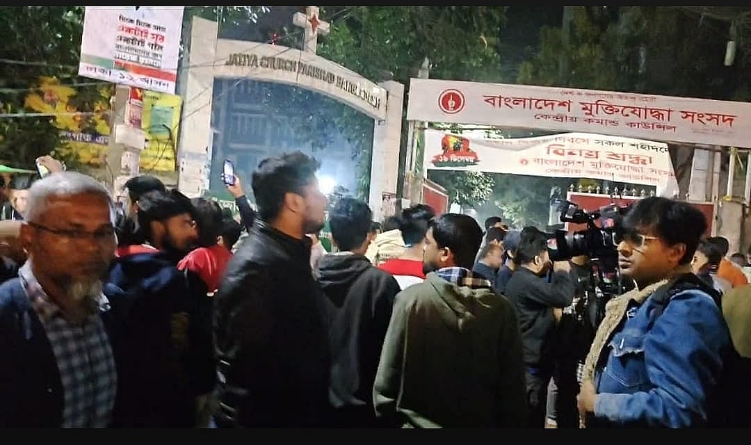 বোমার বিস্ফোরণে একজন নিহত হওয়ার পর ভিড় করেছেন লোকজন। আজ বুধবার রাতে রাজধানীর নিউ ইস্কাটনে