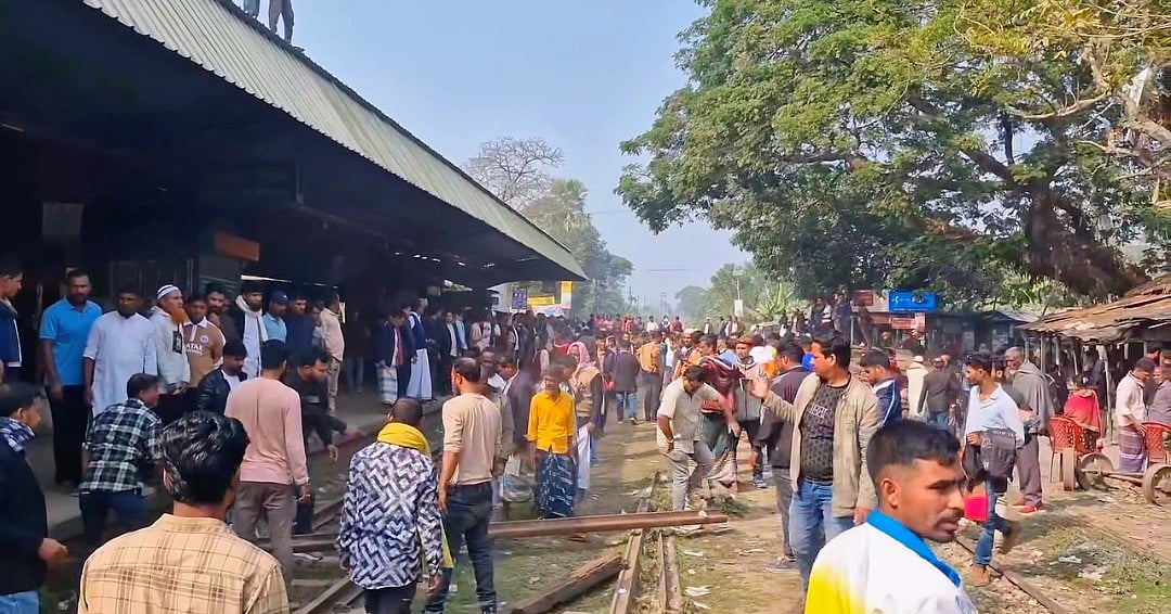 কিশোরগঞ্জ-৫ আসনে শেখ মজিবুর রহমান ইকবালের পরিবর্তে সৈয়দ এহসানুল হুদাকে বিএনপির মনোনয়ন দেওয়ার প্রতিবাদে বাজিতপুরের সরারচর রেলস্টেশনে রেলপথ অবরোধ করে স্থানীয় বিএনপির একটি পক্ষ। বুধবার দুপুরে