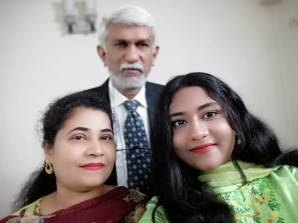 আ জ ম আজিজুল ইসলাম, তাঁর স্ত্রী লায়লা আফরোজা ও মেয়ে নাফিসা নাওয়াল বিনতে আজিজ