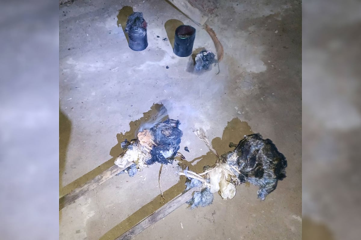 চট্টগ্রামের সীতাকুণ্ডে বিএনপি নেতার বাড়িতে রেখে যাওয়া ককটেল। মুখোশধারী সন্ত্রসাসীরা ককটেল বিস্ফোরণ ঘটিয়ে কয়েকটি ককটেল রেখে যান