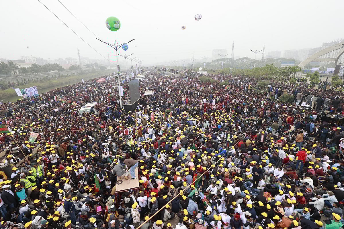 বিএনপির ভারপ্রাপ্ত চেয়ারম্যান তারেক রহমানের স্বদেশ প্রত্যাবর্তন উপলক্ষে গণসংবর্ধনার আয়োজন করা হয়। তাঁকে স্বাগত জানাতে দেশের বিভিন্ন অঞ্চল থেকে বর্ণিল সাজে ব্যানার ফেস্টুন হাতে জড়ো হয় লাখ লাখ মানুষ। গতকাল বিকেলে রাজধানীর পূর্বাচলে