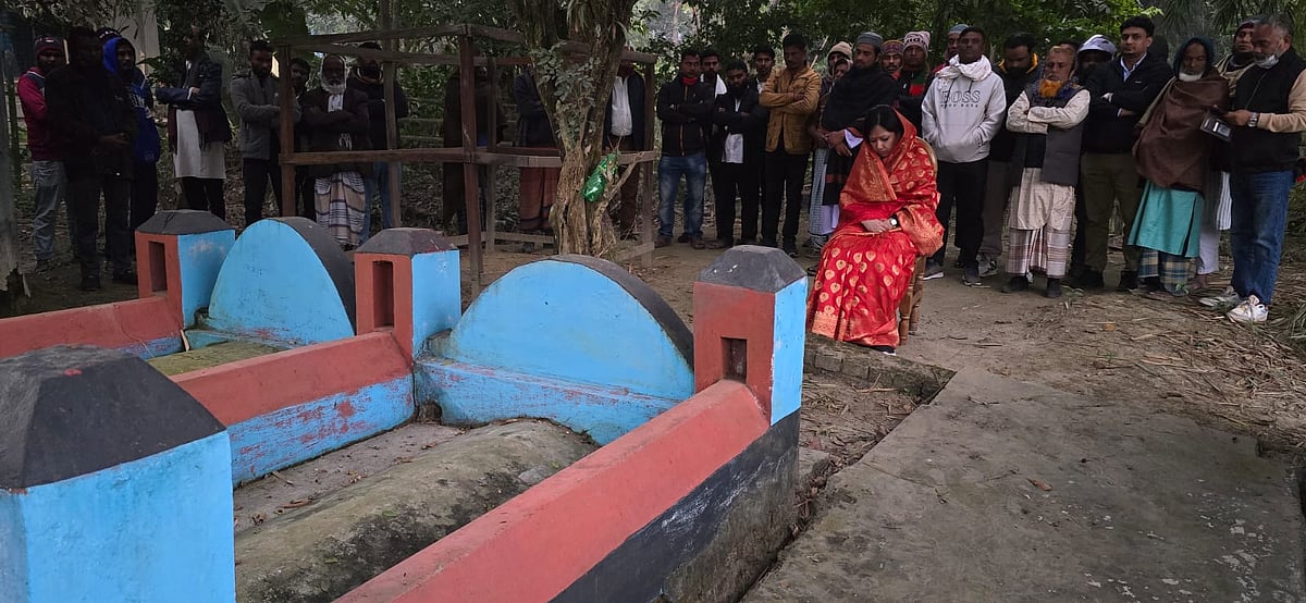 বিজয়নগর উপজেলার ইসলামপুর গ্রামে দাদা- দাদির কবর জিয়ারতের মাধ্যমে নির্বাচনী কার্যক্রম শুরু করেছেন রুমিন ফারহানা। বৃহস্পতিবার বিকেলে