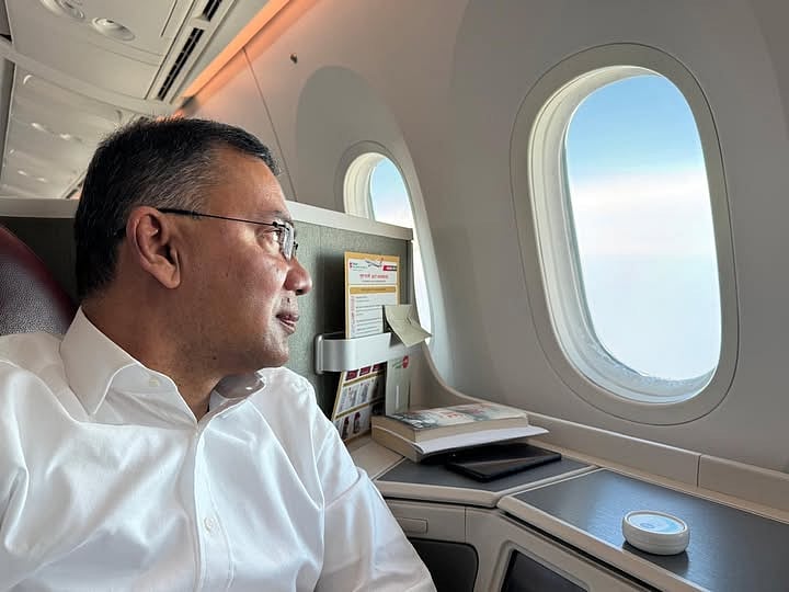 দেশে ফেরার পথে উড়োজাহাজে তারেক রহমান