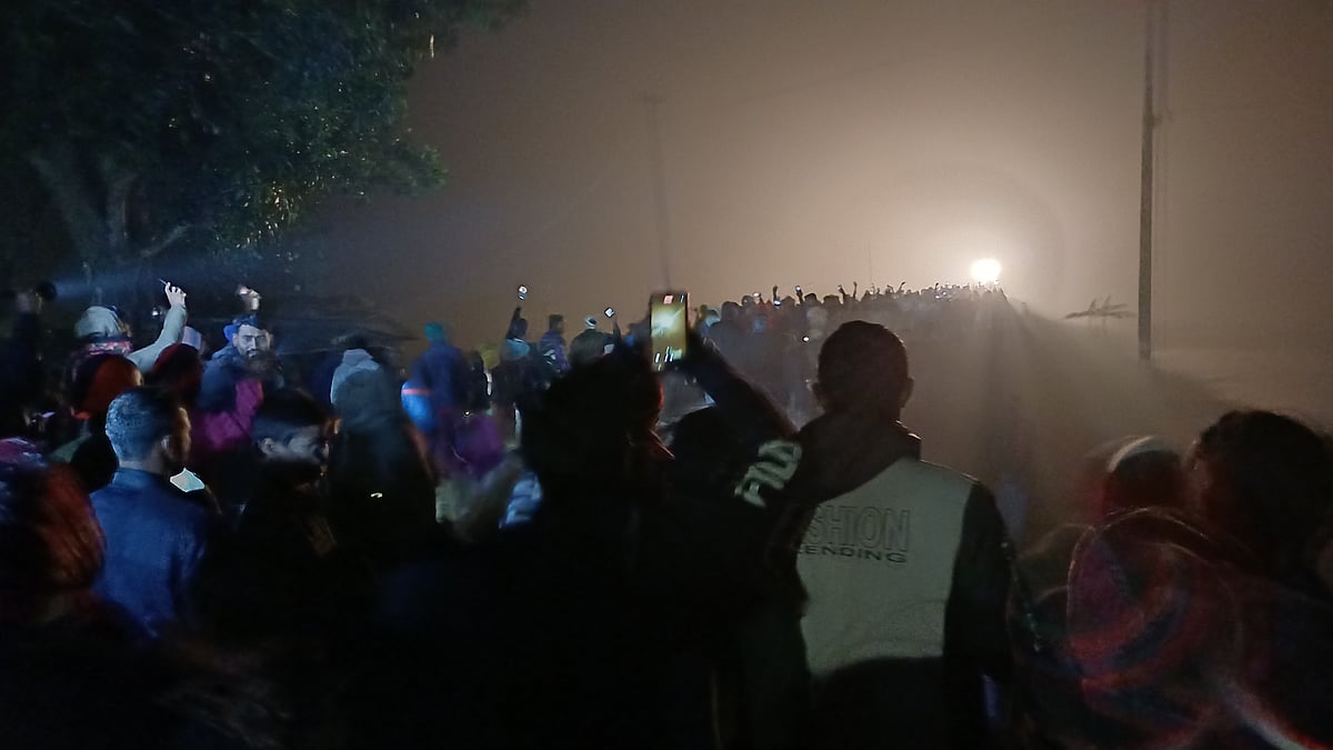 একতা এক্সপ্রেস ট্রেনটি প্রতিরোধ ও ইটপাটকেল নিক্ষেপের মুখে পড়ে আবার পঞ্চগড় রেলওয়ে স্টেশনে ফিরে যায়। গতকাল বুধবার রাতে