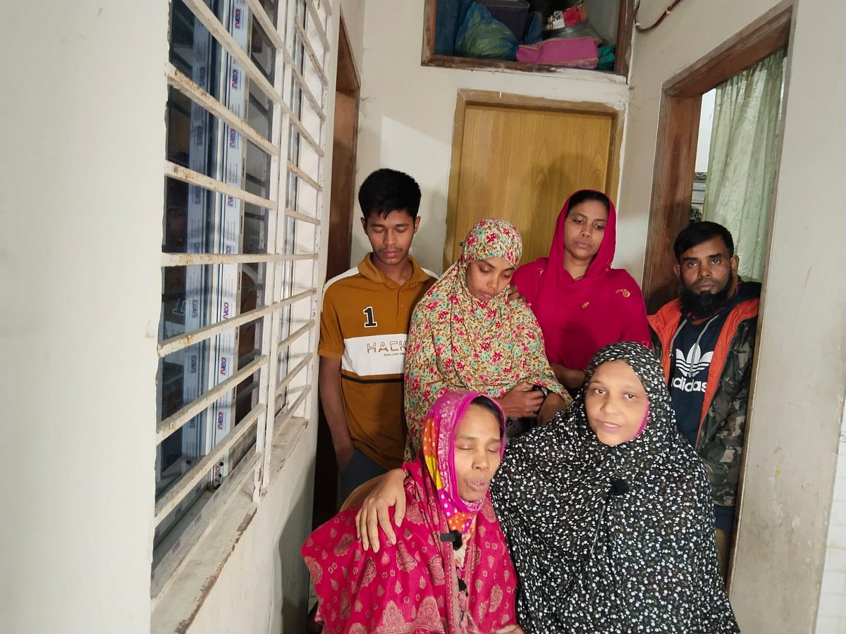 ফ্লাইওভার থেকে ছোড়া ককটেল বিস্ফোরণে নিহত সিয়াম মজুমদারের মা সিজু বেগমের বিলাপ থামছে না। আজ বৃহস্পতিবার দুপুরে রাজধানীর ইস্কাটনে