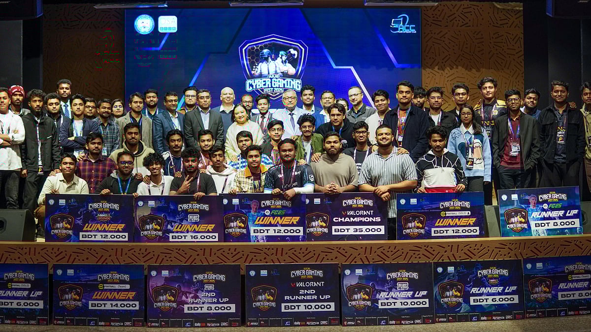 সাইবার গেমিং ফেস্টে বিজয়ীদের সঙ্গে অতিথিরা