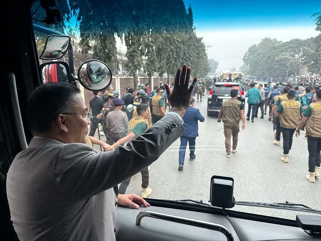 শাহজালাল আন্তর্জাতিক বিমানবন্দর থেকে পূর্বাচলে ৩০০ ফিটে সংবর্ধনাস্থলের দিকে রওনা হয়েছেন বিএনপির ভারপ্রাপ্ত চেয়ারপারসন তারেক রহমান। বাসের সামনে দাঁড়িয়ে তারেক রহমান নেতা কর্মীদের উদ্দেশে হাত নাড়েন