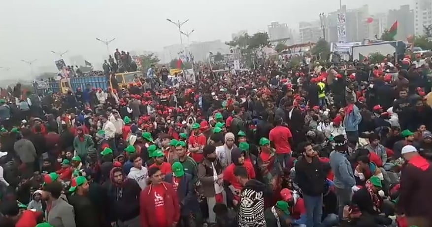 পূর্বাচল ৩০০ ফিটে তারেক রহমানের গণসংবর্ধনাস্থলে বিএনপির নেতা কর্মীরা। আজ বৃহস্পতিবার সকাল আটটার দিকে 