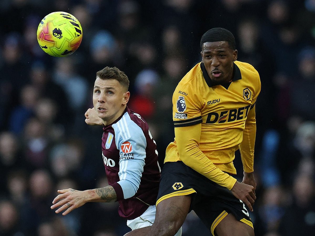 বল দখলের লড়াইয়ে উলভারহ্যাম্পটনের ডিফেন্ডার জ্যাকসন চাচুয়া (ডানে)