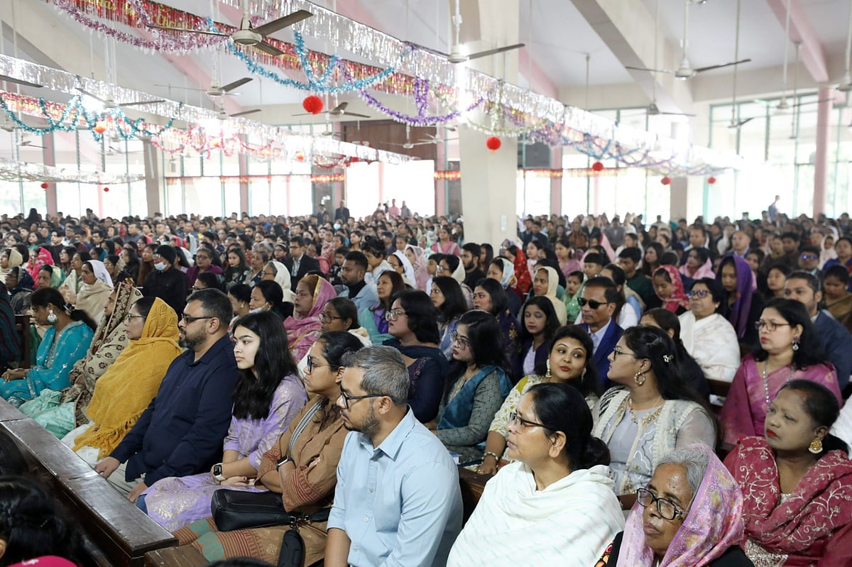 বড়দিনের প্রার্থনায় খ্রিষ্টান সম্প্রদায়ের মানুষেরা। রাজধানীর তেজগাঁওয়ের জপমালা রানীর গির্জায়। ২৫ ডিসেম্বর