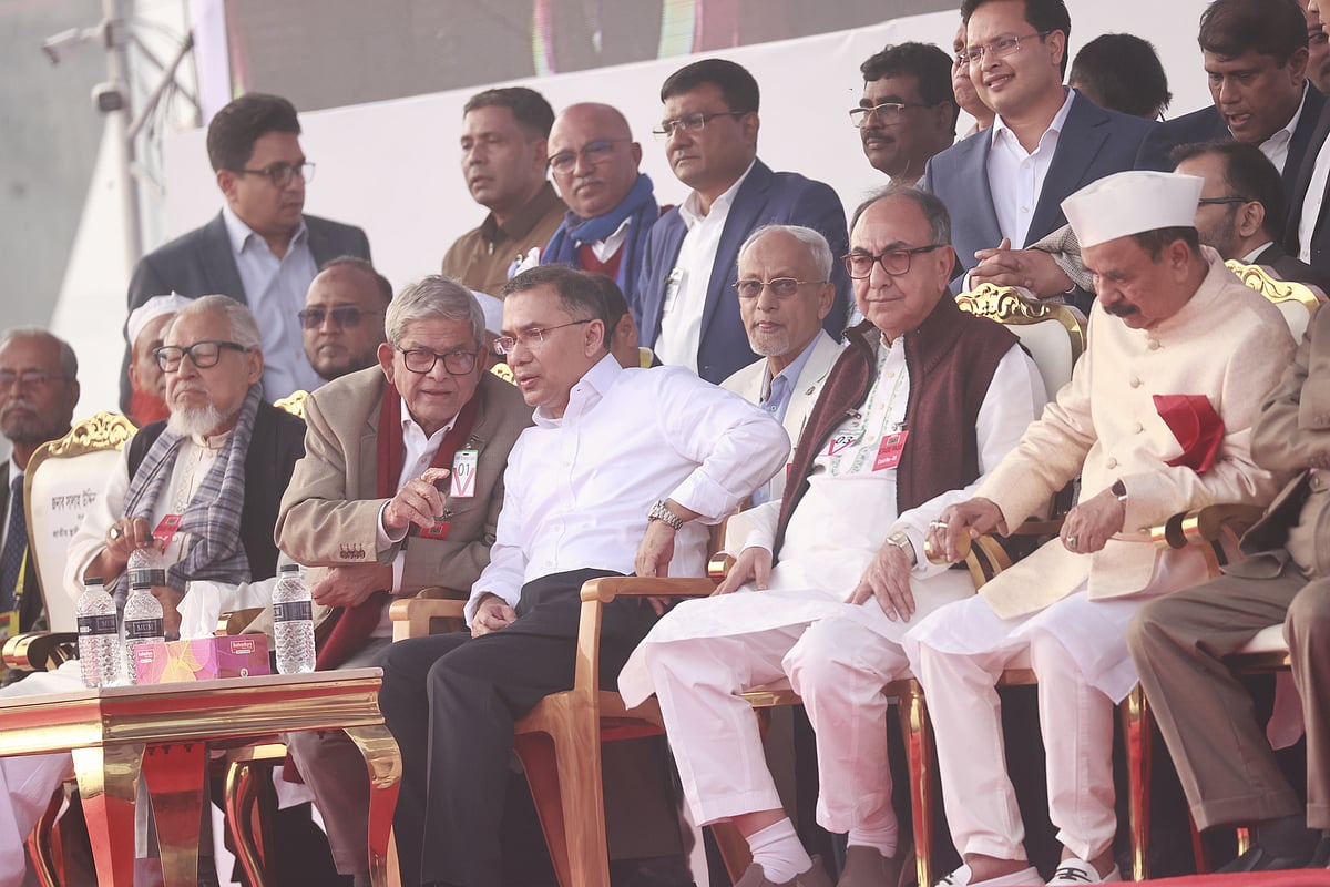 গণসংবর্ধনার মঞ্চে প্লাস্টিকের চেয়ারে বসা তারেক রহমান। পাশে বিএনপিসহ বিভিন্ন দলের শীর্ষ নেতারা। রাজধানীর পূর্বাচলে, ২৫ ডিসেম্বর