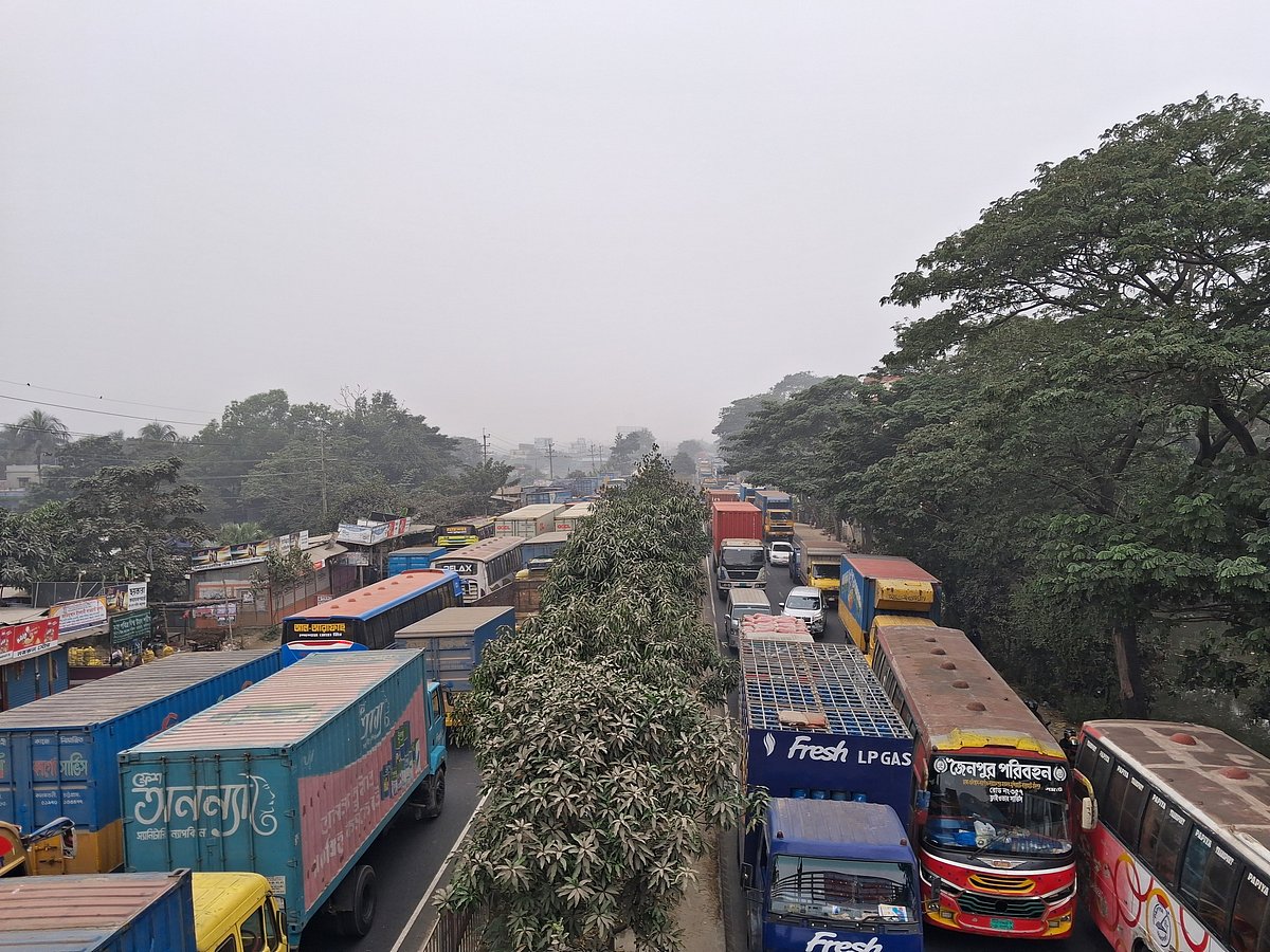 দাউদকান্দিতে মহাসড়কে ১২ কিলোমিটার যানজট। আজ বৃহস্পতিবার সকালে