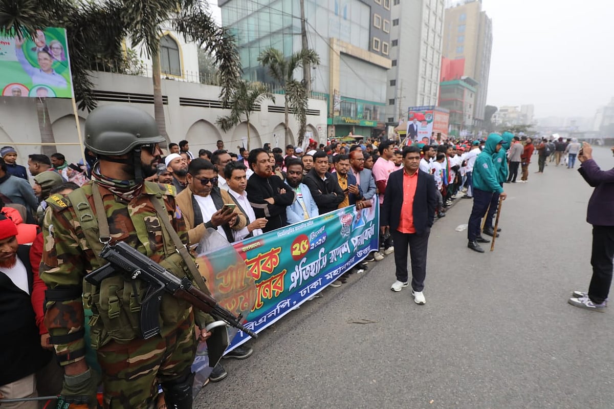 বিমানবন্দর সড়কের পাশে বিএনপির নেতা-কর্মীদের অবস্থান