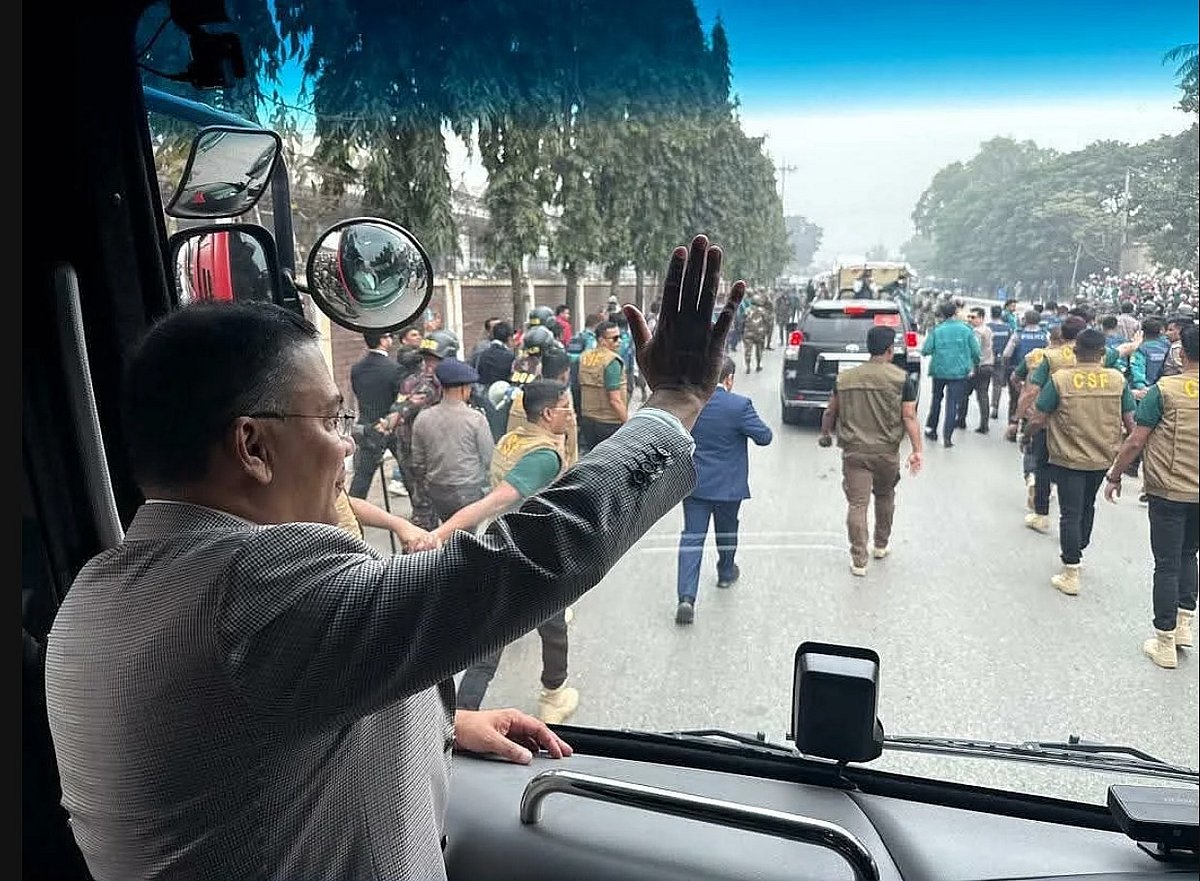 শাহজালাল আন্তর্জাতিক বিমানবন্দর থেকে পূর্বাচলে ৩০০ ফিটে সংবর্ধনাস্থলের দিকে যাওয়ার সময় বিএনপির ভারপ্রাপ্ত চেয়ারপারসন তারেক রহমান।