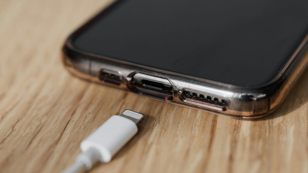 স্মার্টফোনের ইউএসবি টাইপ সি পোর্ট বিভিন্ন কাজে ব্যবহার করা যায়