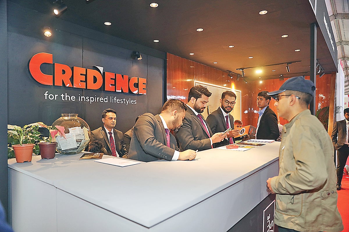 রিহ্যাবের আবাসন মেলায় ক্রিডেন্স হাউজিংয়ের স্টলে একজন ক্রেতা ফ্ল্যাটের খোঁজ নিচ্ছেন। গতকাল রাজধানীর আগারগাঁওয়ে বাংলাদেশ-চীন মৈত্রী সম্মেলন কেন্দ্রে।