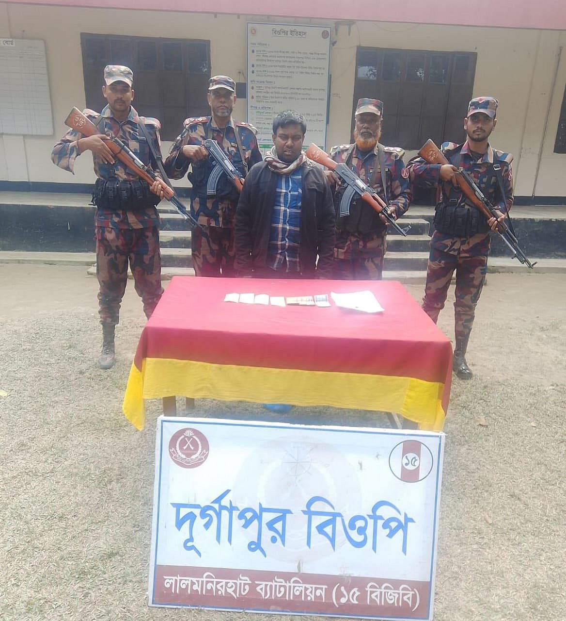 লালমনিরহাটের আদিতমারীর দূর্গাপুর সীমান্ত দিয়ে বাংলাদেশে অনুপ্রবেশের অভিযোগে আটক ভারতীয় নাগরিক বিশ্বজিৎ কুমার দাস। গতকাল বুধবার দুপুরে তোলা