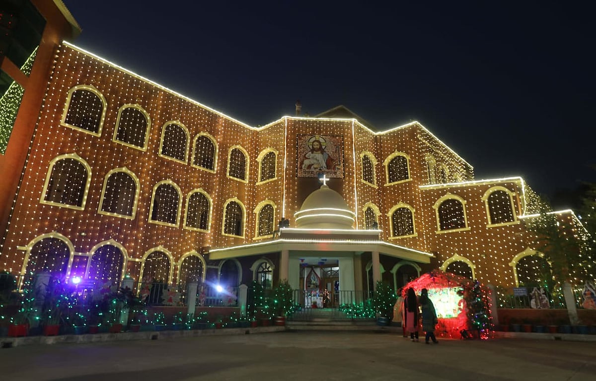 বড়দিন উপলক্ষে চট্টগ্রামের পাথরঘাটার পবিত্র জপমালা রানি ক্যাথিড্রাল গির্জায় আলোকসজ্জা। গতকাল বুধবার রাতে