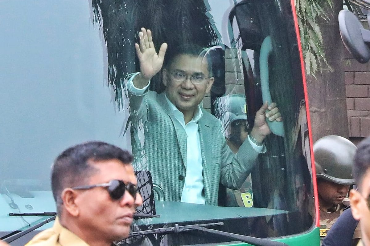 তারেক রহমান লাল-সবুজ রঙের একটি বাসে করে গণসংবর্ধনাস্থলে যাচ্ছেন