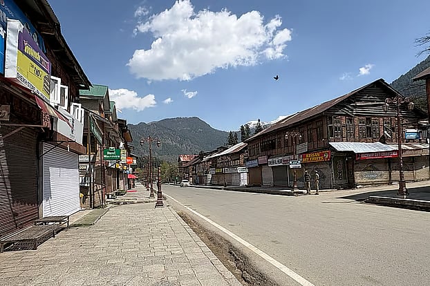 কাশ্মীরের পেহেলগাম এমন ছবির মতো সুন্দর। ২২ এপ্রিল সন্ত্রাসী হামলায় সেখানকার প্রধান বাজার এলাকা এমন ফাঁকা হয়ে গিয়েছিল