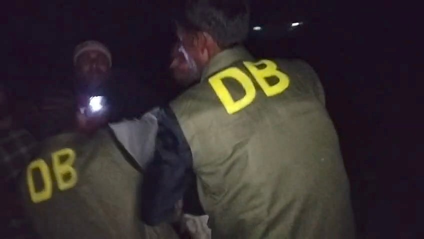 ময়মনসিংহের ত্রিশালে ভুয়া ডিবি পরিচয়ে সাবেক ছাত্রদল নেতাকে তুলে নেওয়ার চেষ্টা করলে স্থানীয়দের প্রতিরোধের মুখে পড়ে তারা। বুধবার রাতে ত্রিশালের বীর রামপুর এলাকায়