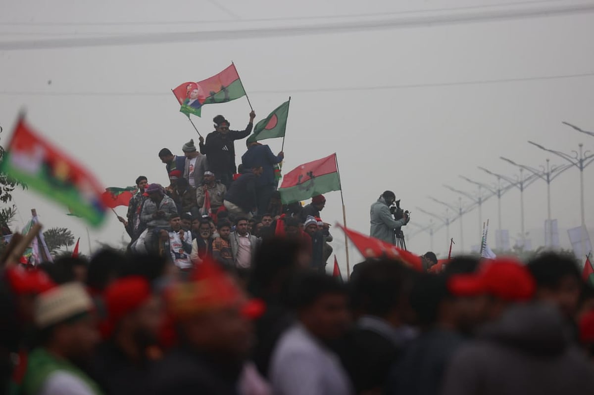 তারেক রহমানকে স্বাগত জানাতে রাজধানীর ৩০০ ফিট এলাকায় বিএনপির নেতা-কর্মীরা