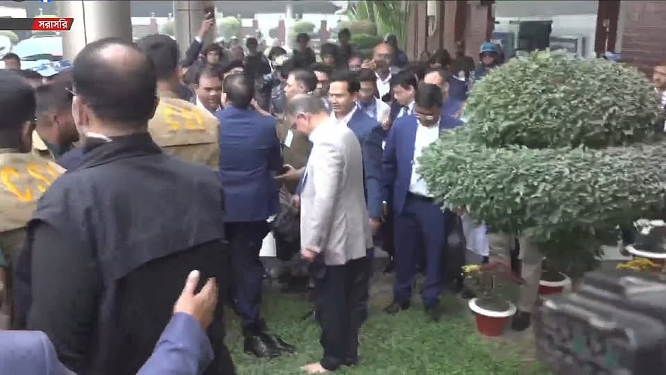 দেশে ফেরার পথে উড়োজাহাজে তারেক রহমান