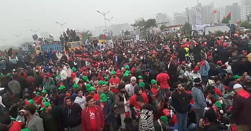 পূর্বাচল ৩০০ ফিটে তারেক রহমানের গণসংবর্ধনাস্থলে বিএনপির নেতা কর্মীরা। আজ বৃহস্পতিবার সকাল আটটার দিকে