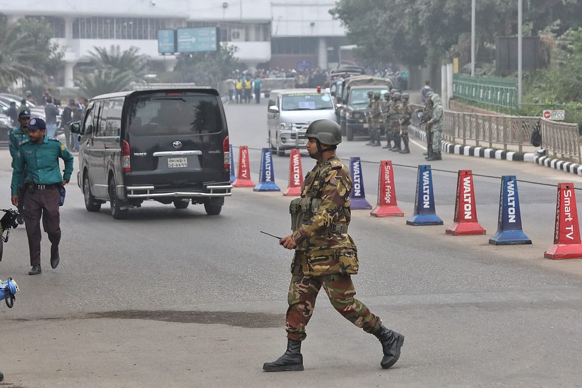 বিমানবন্দর এলাকায় আইনশৃঙ্খলা রক্ষাকারী বাহিনীর সদস্যদের অবস্থান। আজ বৃহস্পতিবার দুপুরের দিকে