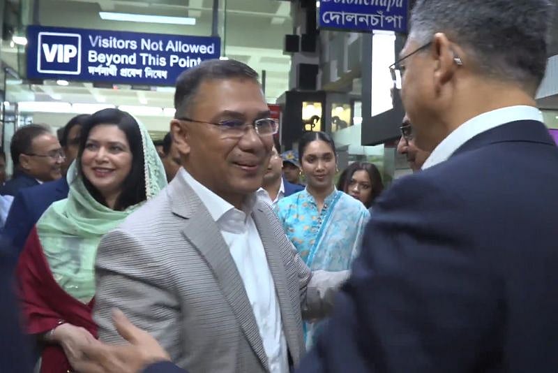 ঢাকায় হজরত শাহজালাল আন্তর্জাতিক বিমানবন্দরে তারেক রহমানকে স্বাগত জানান বিএনপির নেতারা